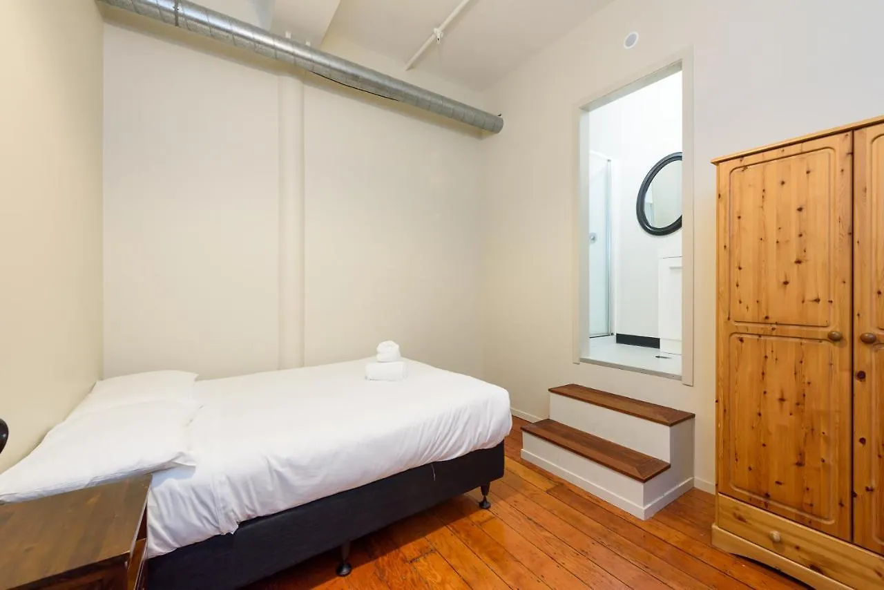 Aura Hotel Wellington 3*,